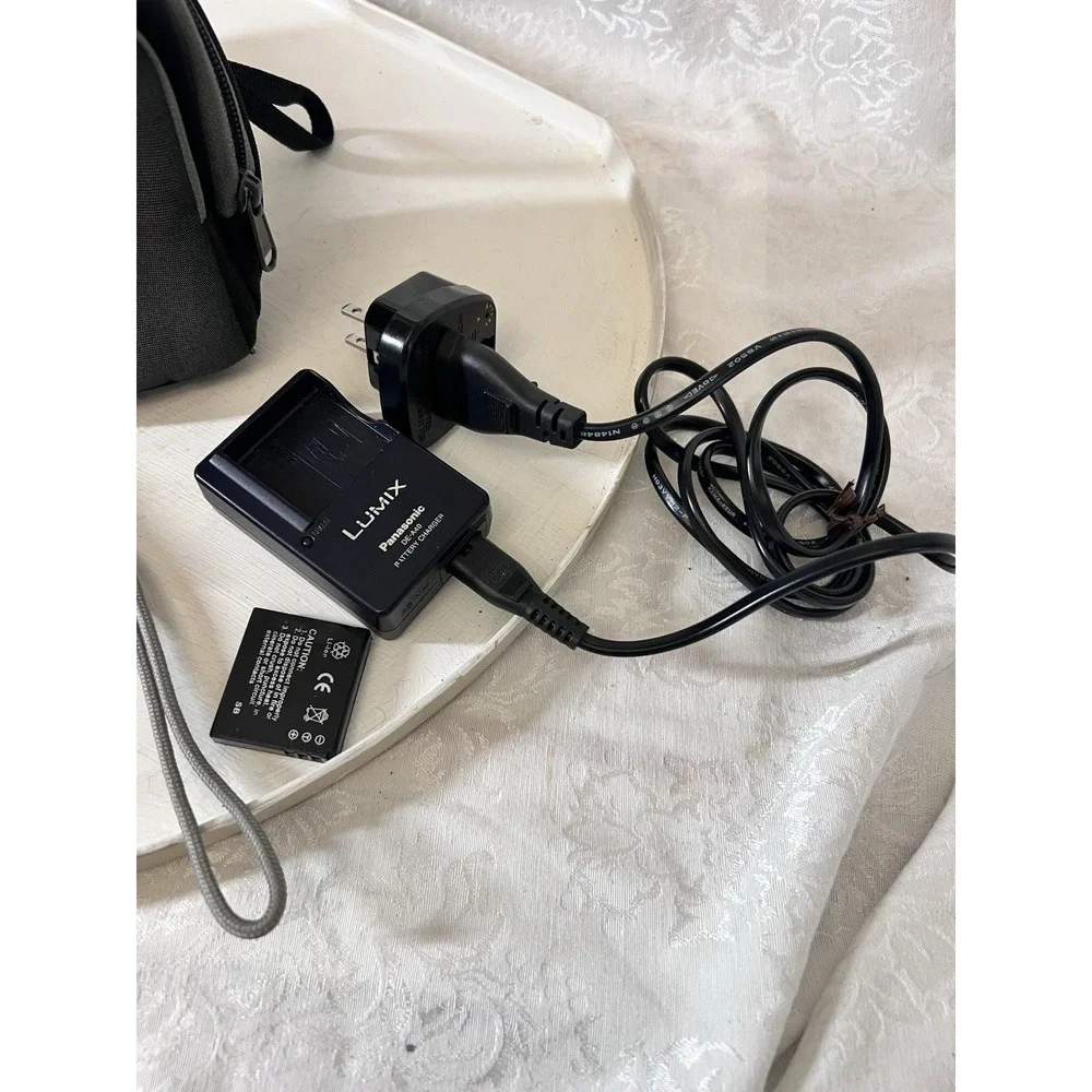 Panasonic Lumix DMC-FX38 Silver compact camera - Tested! W Charger & Case EUC